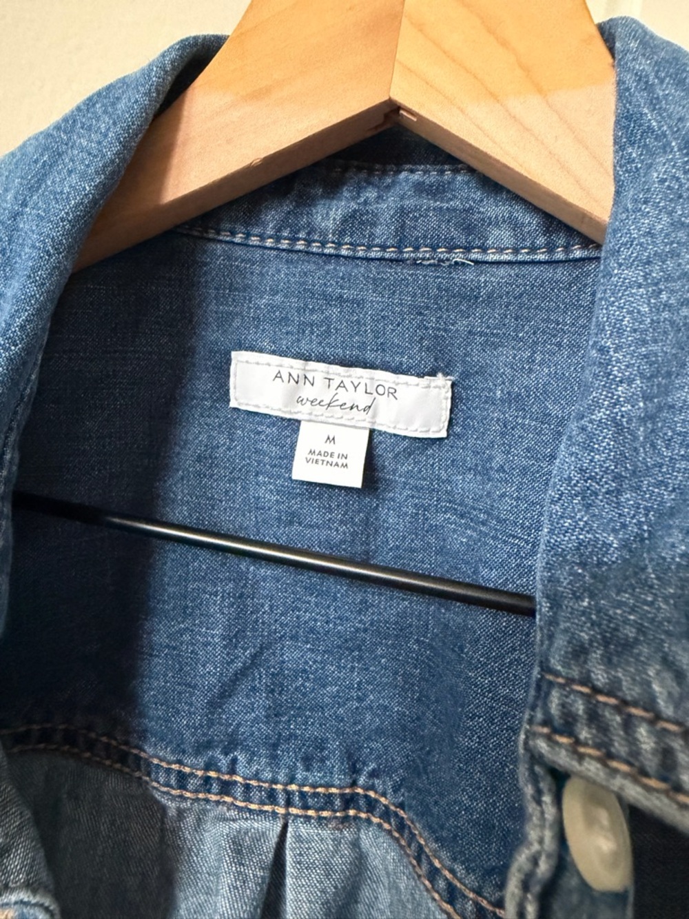 Ann Taylor Women's weekend Blue Denim Button-Down Shirt - Picture 3 of 5